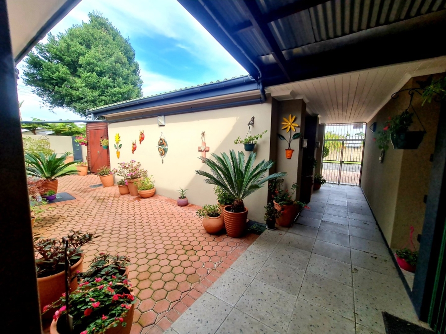 4 Bedroom Property for Sale in Bergsig Western Cape